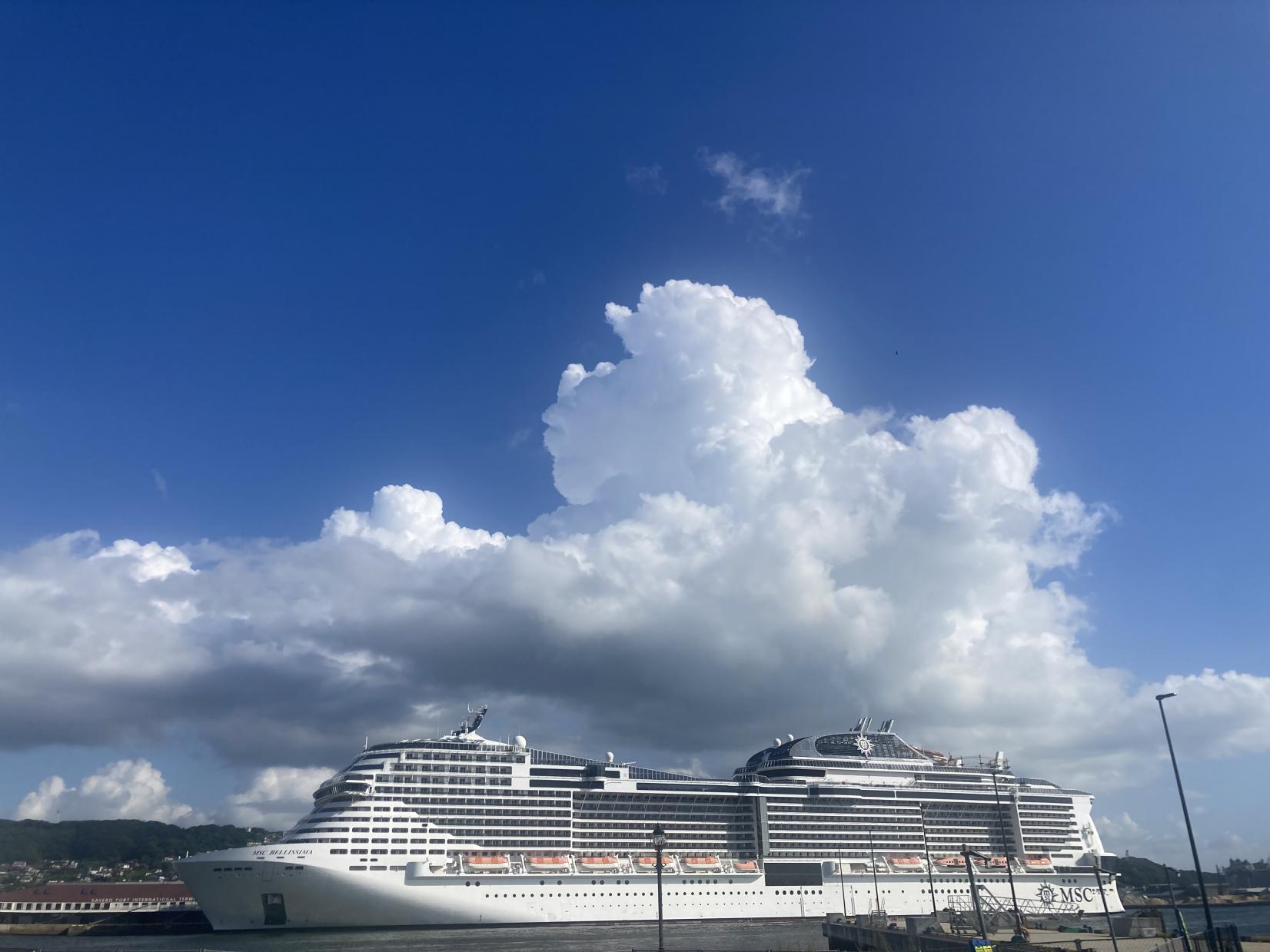 青い空と白い雲とクルーズ船-0