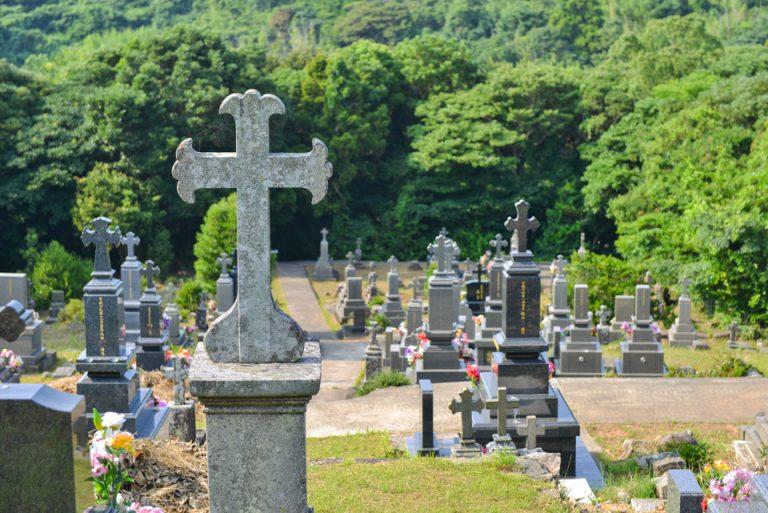 ③十字架の墓石が並んだ黒島らしい光景-0