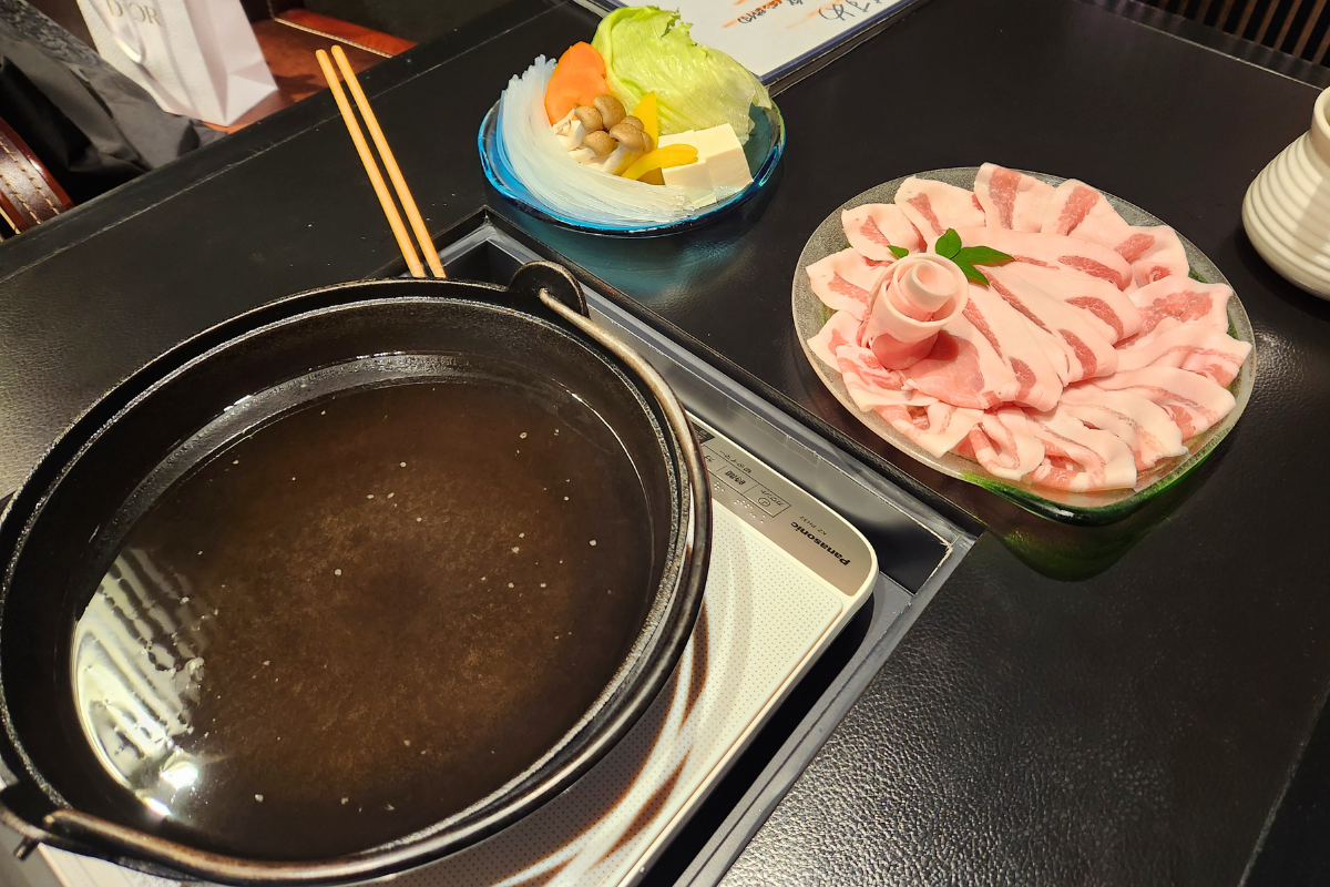 あぐー豚を贅沢に味わえる隠れ家的なしゃぶしゃぶ店　“しゃぶせん”-1