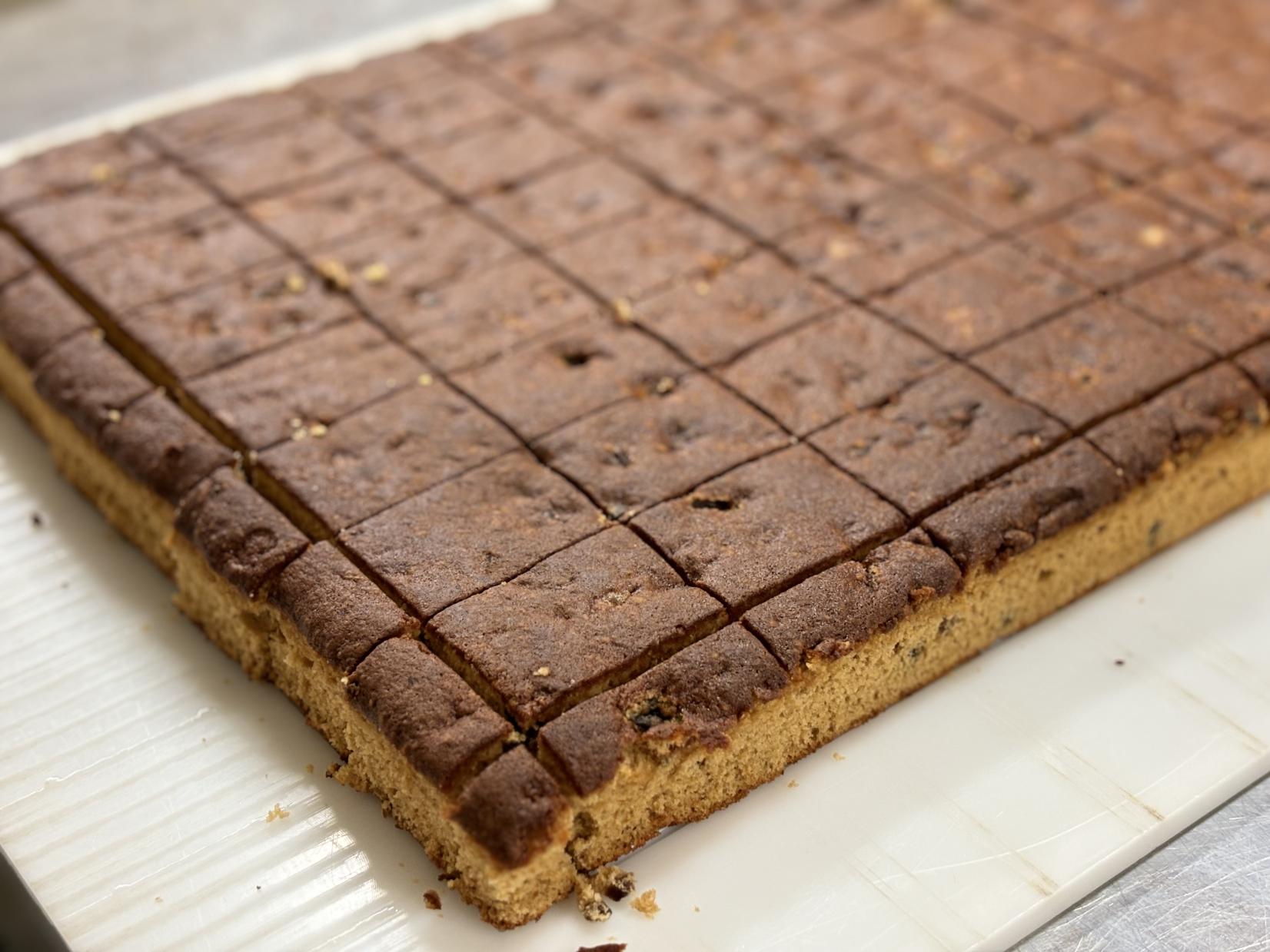 ②焼いた生地をチョコローゼのサイズにカット-1