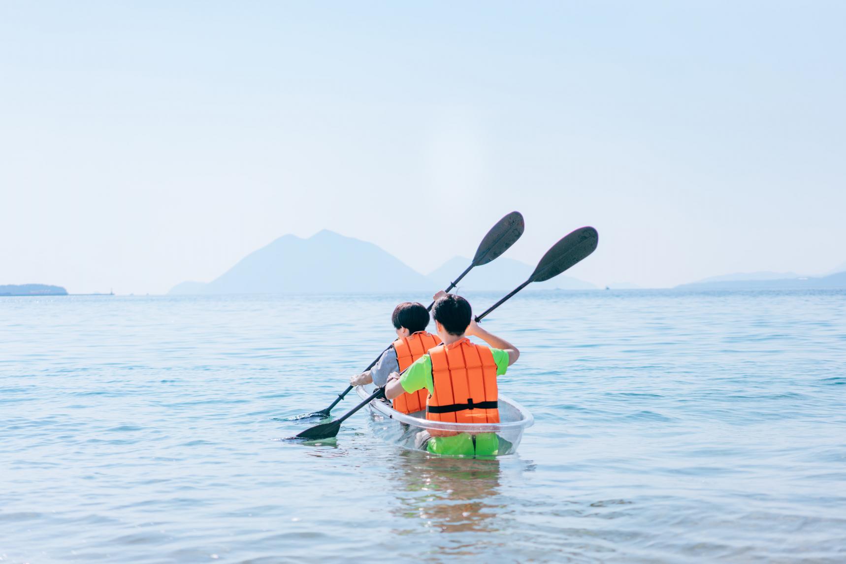 綺麗な海に浮いている？クリアカヤック　-0