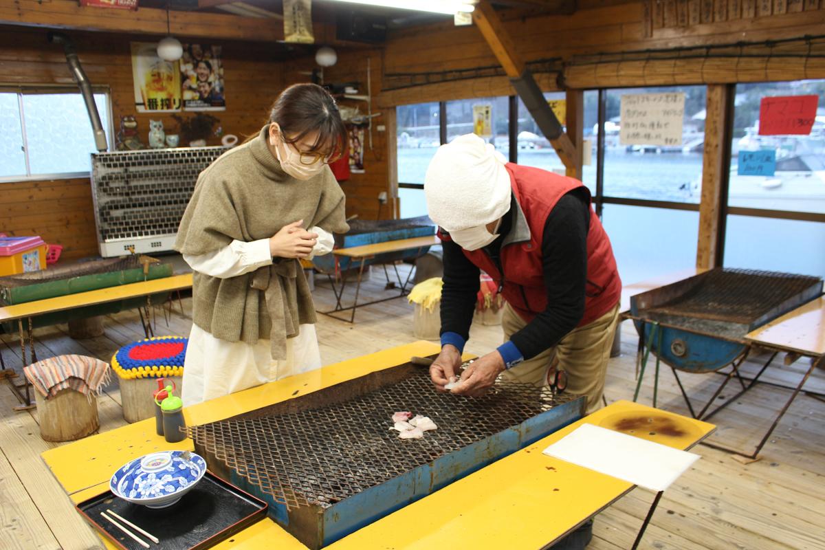 7．海にぷかり浮かぶ牡蠣小屋で、思い出に残る美食体験を。-9