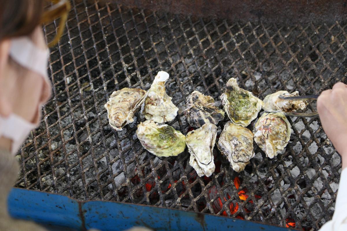 7．海にぷかり浮かぶ牡蠣小屋で、思い出に残る美食体験を。-8