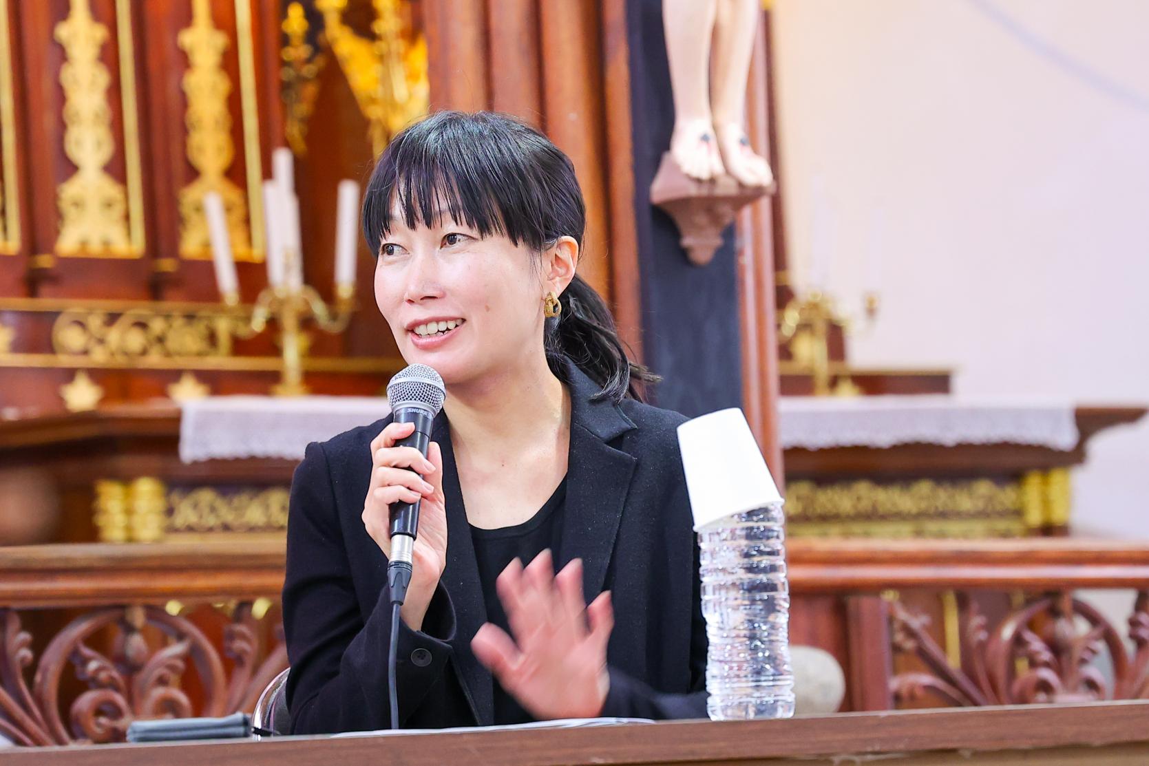 「このような美しい場所で話ができることを大変光栄に思います」と挨拶した宮川さん。-0