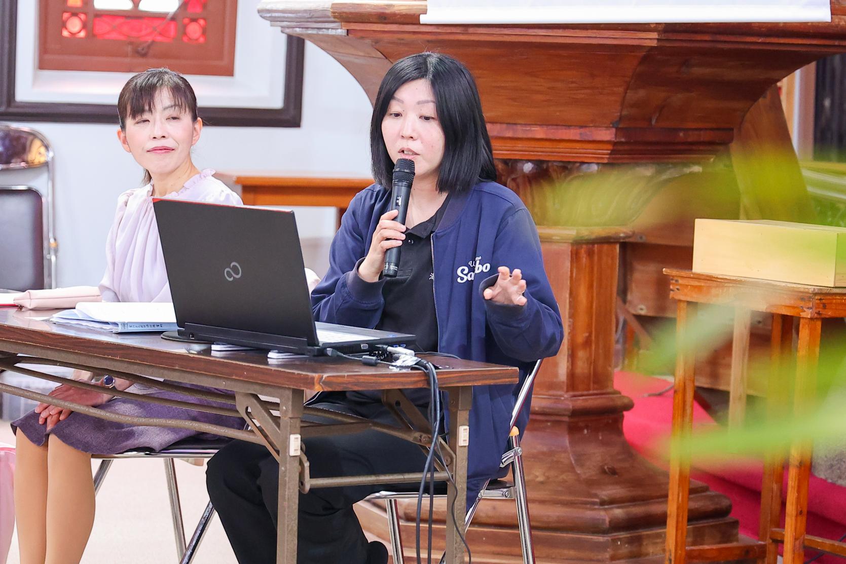 「このような美しい場所で話ができることを大変光栄に思います」と挨拶した宮川さん。-1