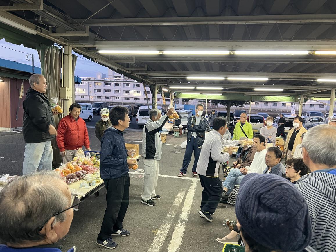 誰でも参加できる名物イベント「せり市」-2