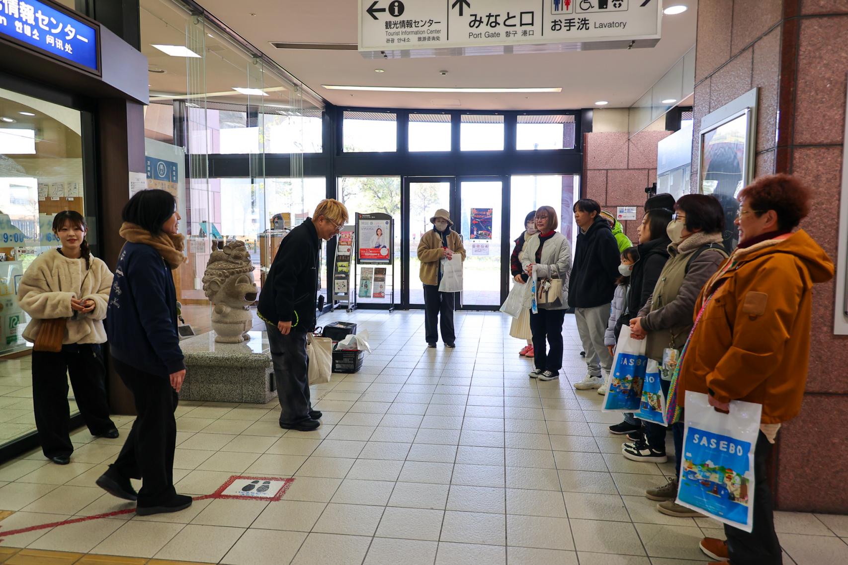 まるで「公開ラジオ」！？イヤホン越しに監督の“生ボイス”を聞きながら出発-0