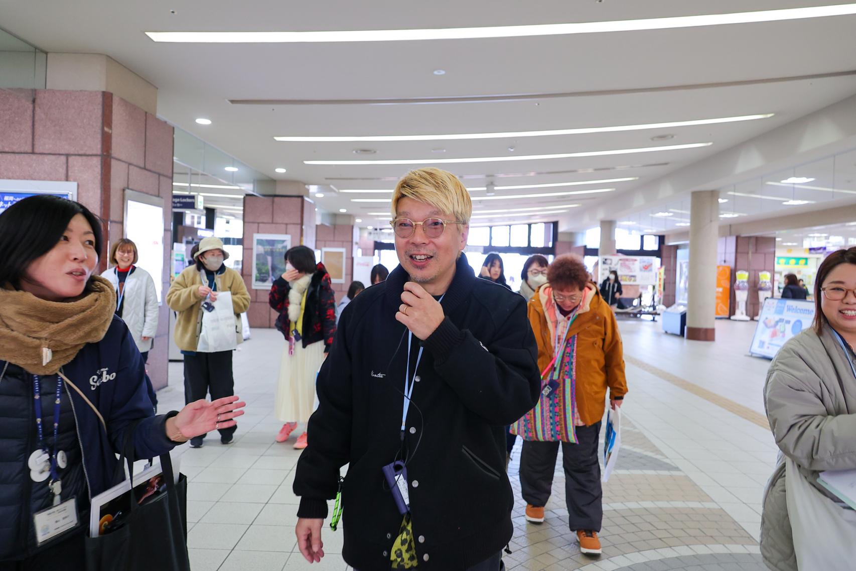 まるで「公開ラジオ」！？イヤホン越しに監督の“生ボイス”を聞きながら出発-1