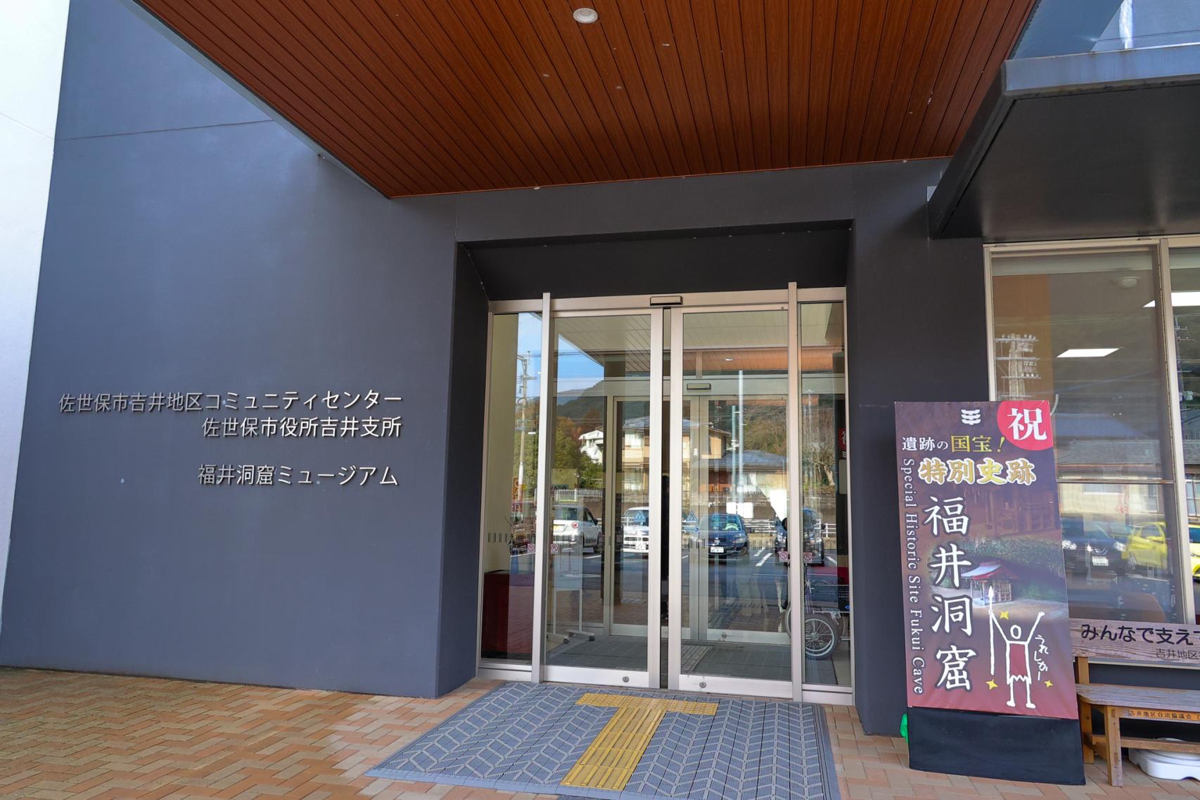 まさかの変身！？リアル“毛皮”で記念撮影-1