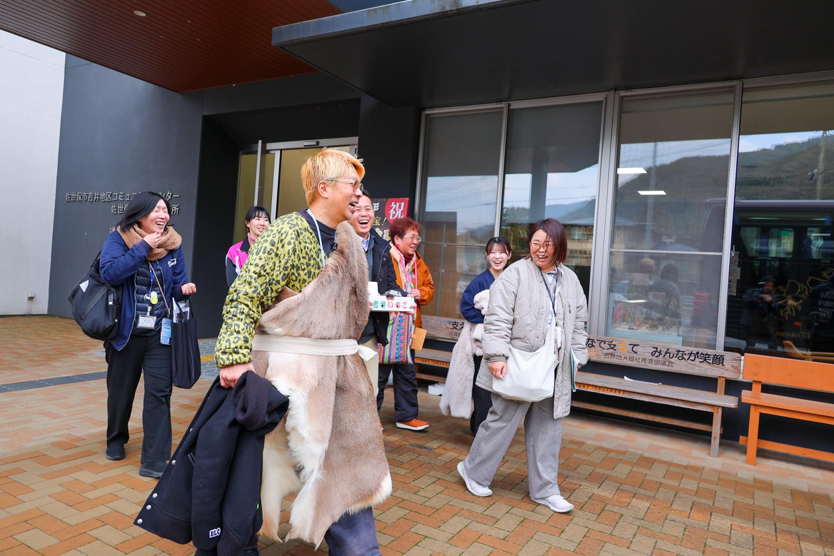 まさかの変身！？リアル“毛皮”で記念撮影-5