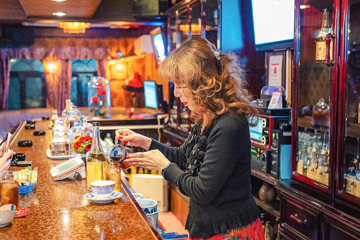 早岐の夜にあたたかさを灯す、人情あふれるスナック-3