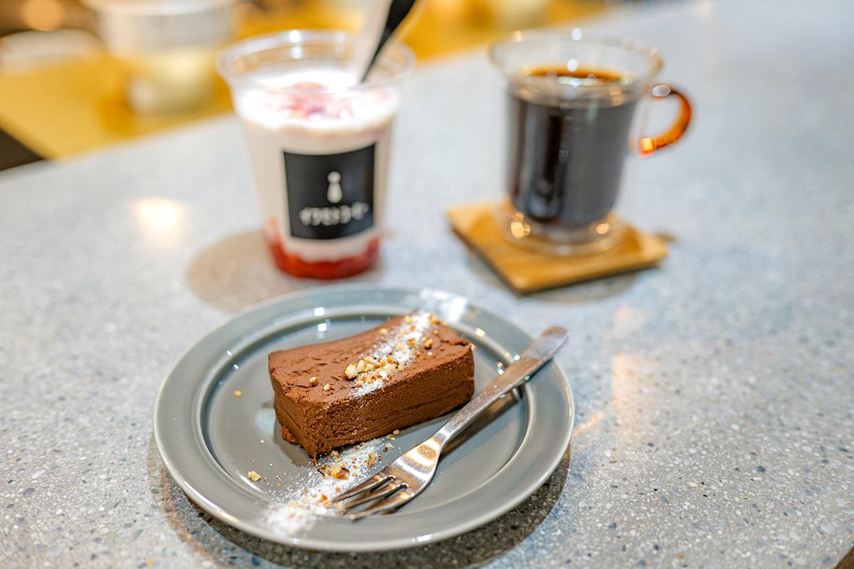 待ち時間にふらっと立ち寄れる、センス抜群なカフェ♪-2