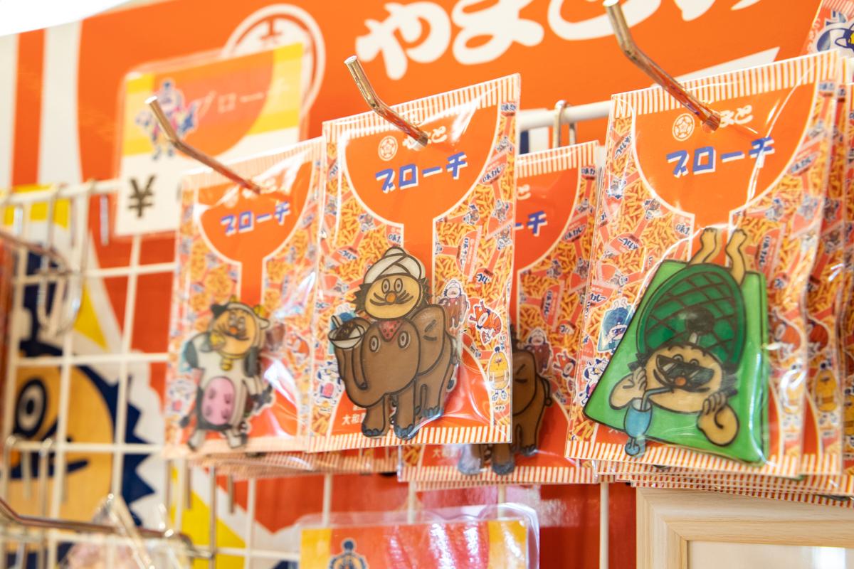 佐世保市民偏愛♡のローカルお菓子　「味カレー」のグッズがいい味出してる！-3