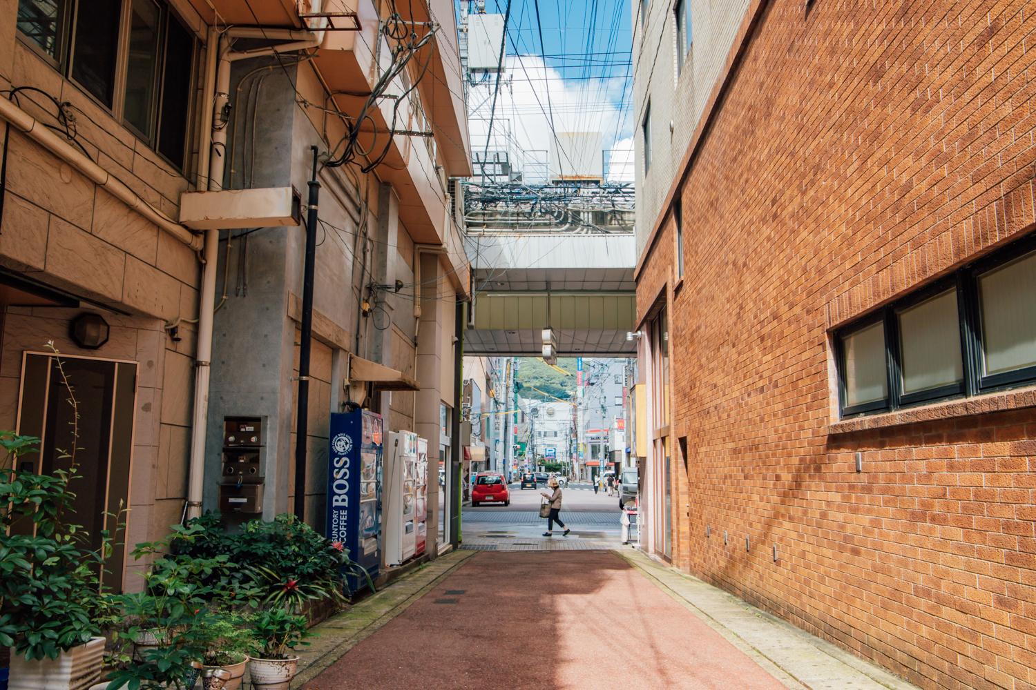 地元想いのやさしい駅!?佐世保中央駅の小さな"駅前通り"-2