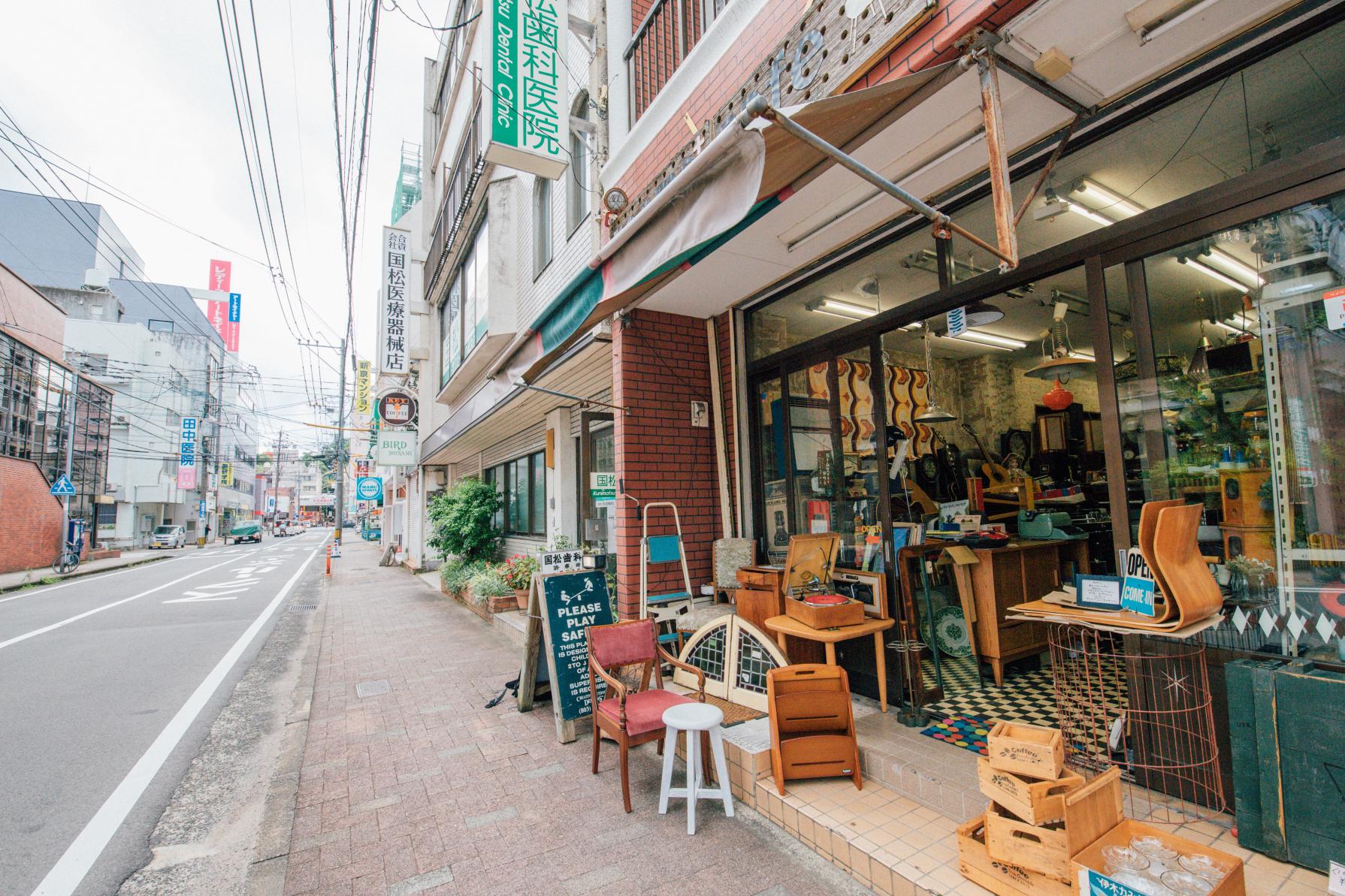 お宝探しに路地裏へ♡アンティーク家具の店「rooms+cafe（ルームスプラスカフェ）」-5