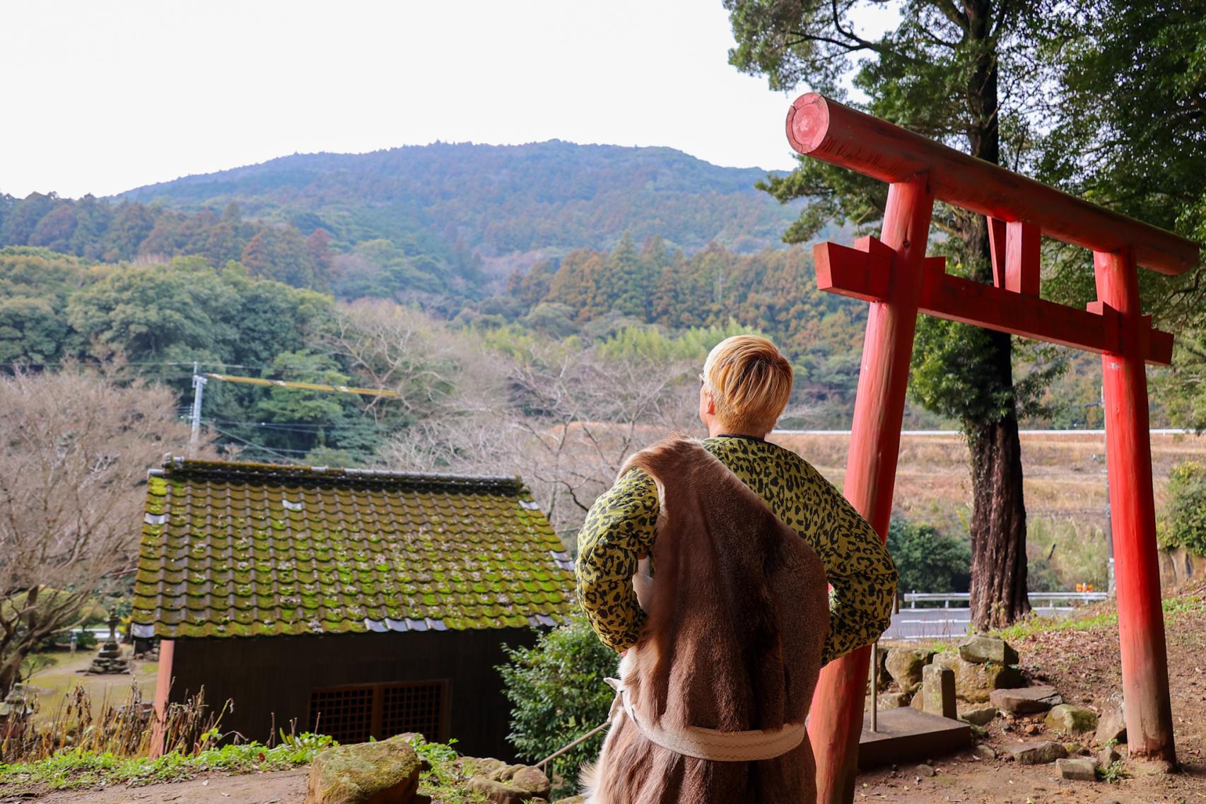 ｜メインページ・通年｜「ふくいどうくつカゾク」公開記念！佐世保出身・横尾初喜監督と巡る佐世保ロケ地ツアー！~映画の裏話から、“原始人”変身まで⁉佐世保の「愛」に触れるディープな1日-1