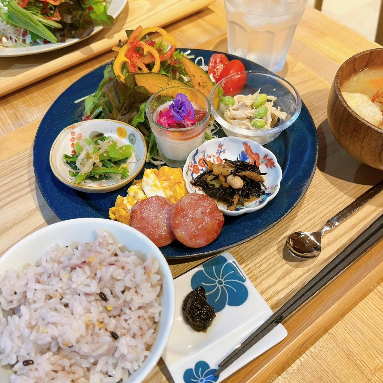 女将の手作りボリュームたっぷり朝食-1