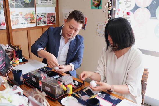 【海風旅。Experience】まゆ玉クラフト上級編！江迎まゆ玉で作る「御大師様とお雛様」のひな人形 〜飾り用ケース・金屏風・座布団付き〜-1