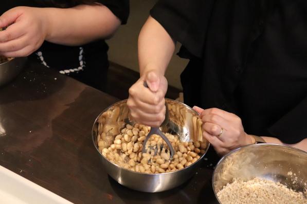 【海風旅。Experience】創業から続く伝統の味。 老舗「関戸麹屋」で生麹から仕込む味噌作り体験＆季節を味わう特製みそ汁ランチ付き！-6