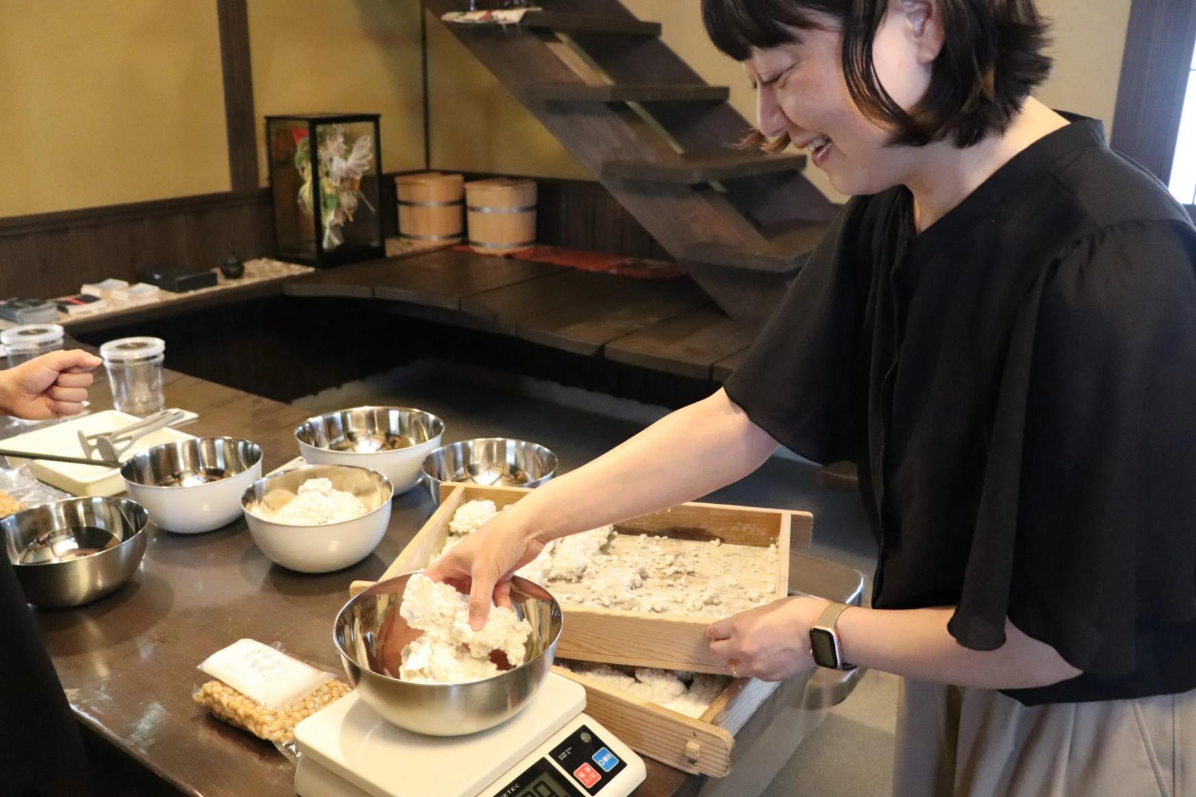 【海風旅。Experience】創業から続く伝統の味。 老舗「関戸麹屋」で生麹から仕込む味噌作り体験＆季節を味わう特製みそ汁ランチ付き！-3