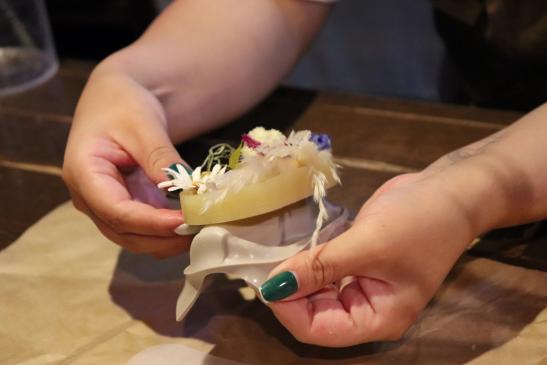 【海風旅。Experience】旅の記憶を香りに変えて。長崎育ちのドライフラワーで作る「旅するアロマサシェ」作り（ティータイム付）-4